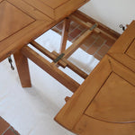 Table ronde extensible en orme massif attribuée à Maison Regain, années 80, plateau à motifs géométriques, rallonge intégrée, patine naturelle.