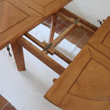 Table ronde extensible en orme massif attribuée à Maison Regain, années 80, plateau à motifs géométriques, rallonge intégrée, patine naturelle.