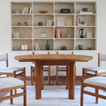 Table ronde extensible en orme massif attribuée à Maison Regain, années 80, plateau à motifs géométriques, rallonge intégrée, patine naturelle.