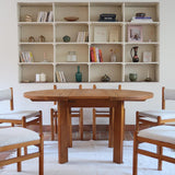 Table ronde extensible en orme massif attribuée à Maison Regain, années 80, plateau à motifs géométriques, rallonge intégrée, patine naturelle.