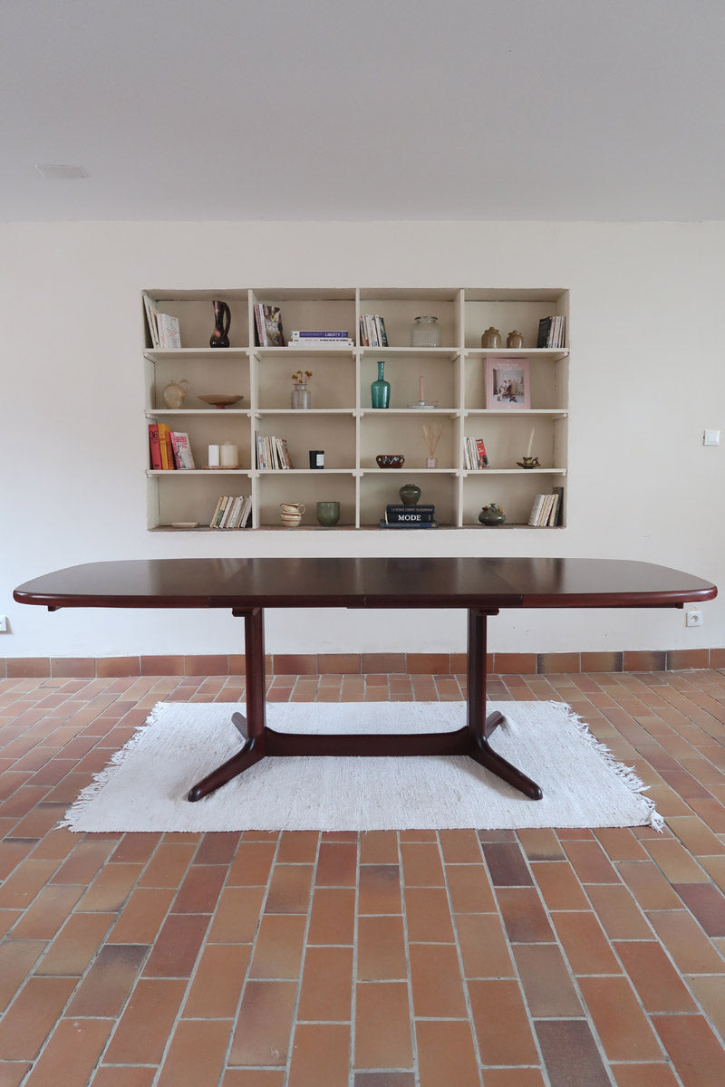 Table à manger ovale Skovby en teck, avec piètement central et deux rallonges intégrées, design danois années 60.