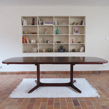 Table à manger ovale Skovby en teck, avec piètement central et deux rallonges intégrées, design danois années 60.