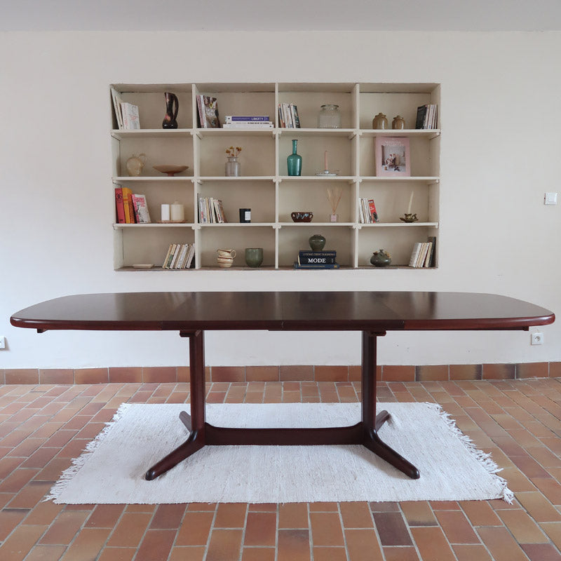 Table à manger ovale Skovby en teck, avec piètement central et deux rallonges intégrées, design danois années 60.