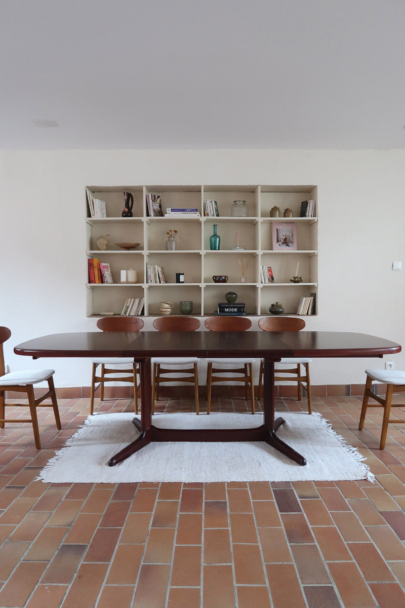 Table à manger ovale Skovby en teck, avec piètement central et deux rallonges intégrées, design danois années 60.