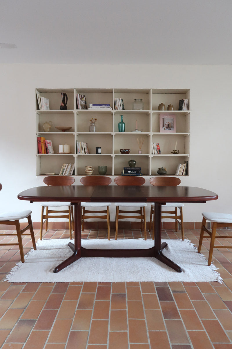 Table à manger ovale Skovby en teck, avec piètement central et deux rallonges intégrées, design danois années 60.