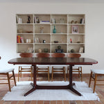 Table à manger ovale Skovby en teck, avec piètement central et deux rallonges intégrées, design danois années 60.