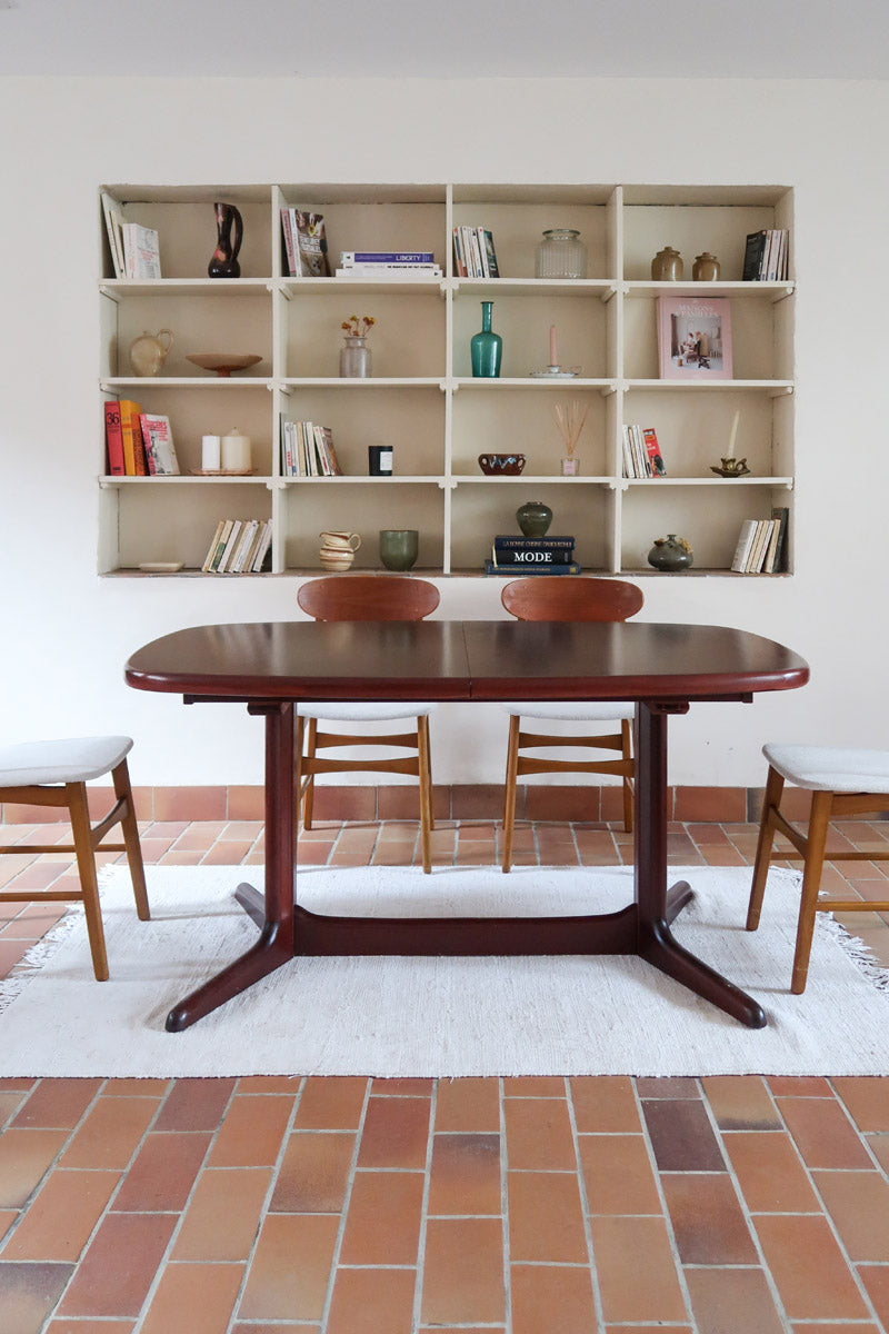Table à manger ovale Skovby en teck, avec piètement central et deux rallonges intégrées, design danois années 60.
