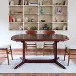 Table à manger ovale Skovby en teck, avec piètement central et deux rallonges intégrées, design danois années 60.