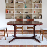 Table à manger ovale Skovby en teck, avec piètement central et deux rallonges intégrées, design danois années 60.