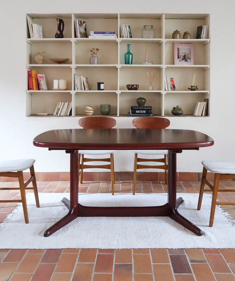 Table à manger ovale Skovby en teck, avec piètement central et deux rallonges intégrées, design danois années 60.