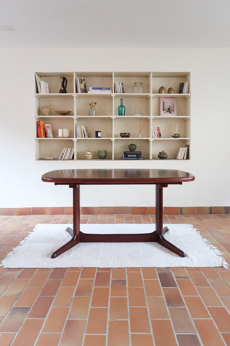 Table à manger ovale Skovby en teck, avec piètement central et deux rallonges intégrées, design danois années 60.