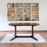 Table à manger ovale Skovby en teck, avec piètement central et deux rallonges intégrées, design danois années 60.