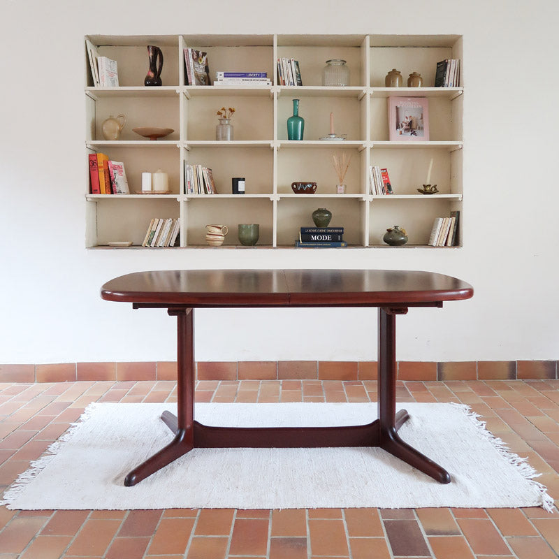 Table à manger ovale Skovby en teck, avec piètement central et deux rallonges intégrées, design danois années 60.