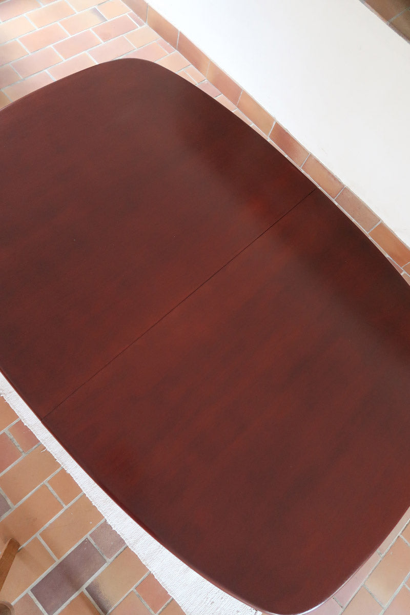 Table à manger ovale Skovby en teck, avec piètement central et deux rallonges intégrées, design danois années 60.