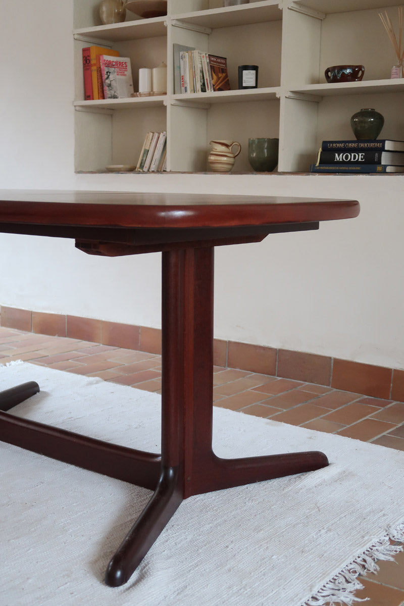 Table à manger ovale Skovby en teck, avec piètement central et deux rallonges intégrées, design danois années 60.
