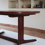 Table à manger ovale Skovby en teck, avec piètement central et deux rallonges intégrées, design danois années 60.