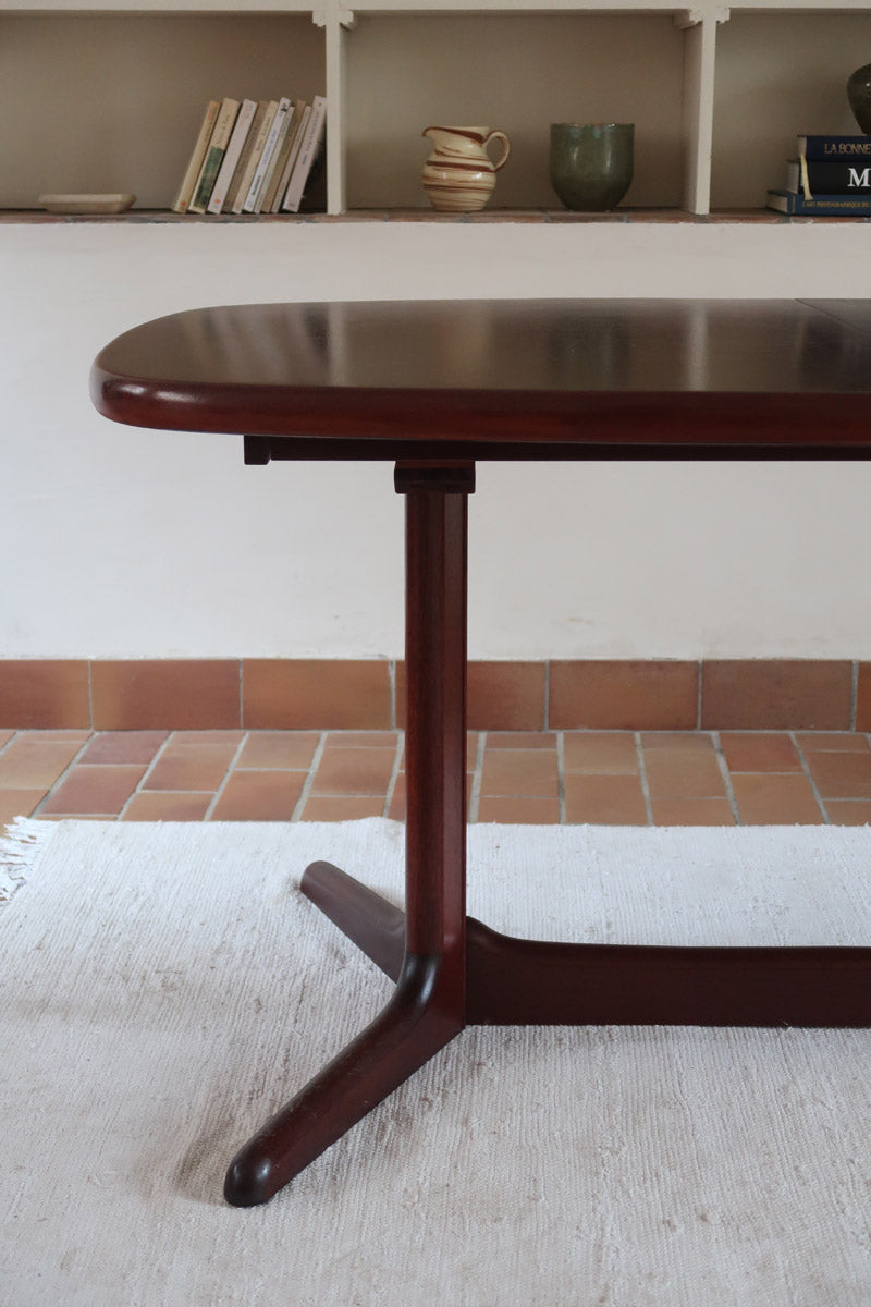 Table à manger ovale Skovby en teck, avec piètement central et deux rallonges intégrées, design danois années 60.