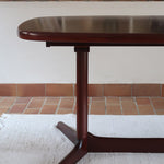 Table à manger ovale Skovby en teck, avec piètement central et deux rallonges intégrées, design danois années 60.