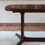 Table à manger ovale Skovby en teck, avec piètement central et deux rallonges intégrées, design danois années 60.