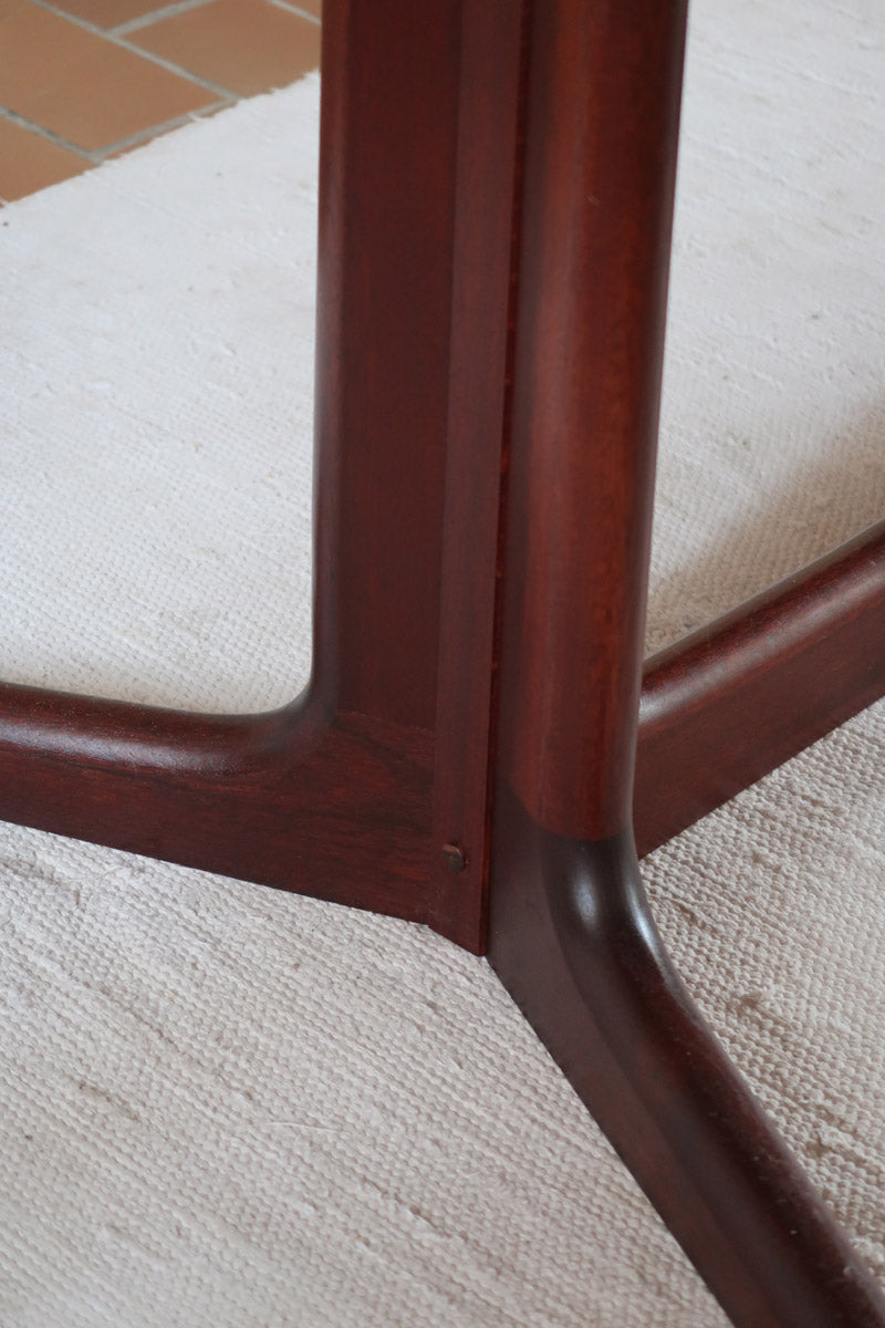 Table à manger ovale Skovby en teck, avec piètement central et deux rallonges intégrées, design danois années 60.