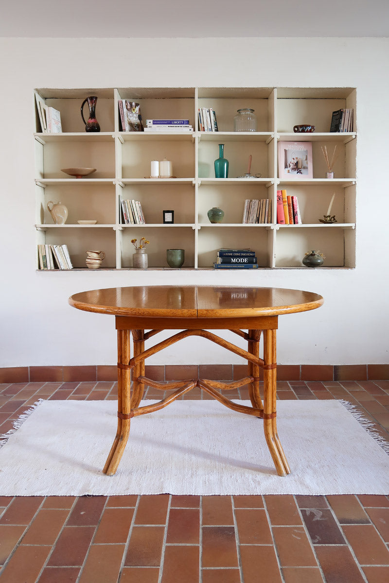 Table à manger ovale extensible bois clair piètement rotin années 70, rallonge centrale, ligatures cuir, jusqu'à 8 couverts