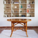 Table à manger ovale extensible bois clair piètement rotin années 70, rallonge centrale, ligatures cuir, jusqu'à 8 couverts