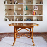 Table à manger ovale extensible bois clair piètement rotin années 70, rallonge centrale, ligatures cuir, jusqu'à 8 couverts
