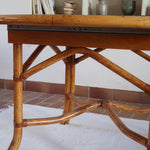 Table à manger ovale extensible bois clair piètement rotin années 70, rallonge centrale, ligatures cuir, jusqu'à 8 couverts