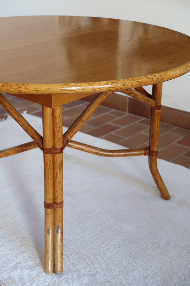 Table à manger ovale extensible bois clair piètement rotin années 70, rallonge centrale, ligatures cuir, jusqu'à 8 couverts