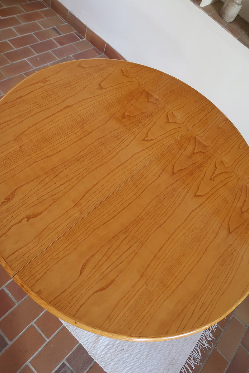 Table à manger ovale extensible bois clair piètement rotin années 70, rallonge centrale, ligatures cuir, jusqu'à 8 couverts