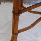 Table à manger ovale extensible bois clair piètement rotin années 70, rallonge centrale, ligatures cuir, jusqu'à 8 couverts