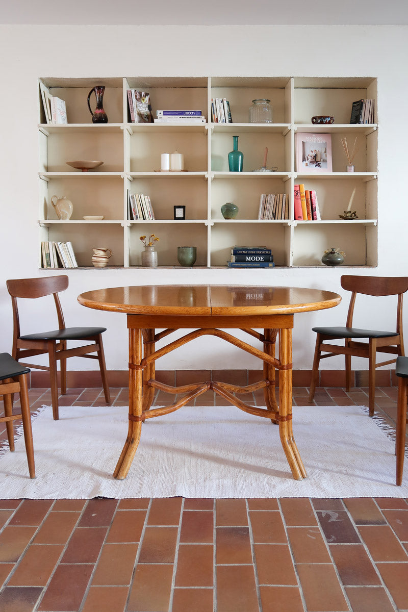 Table à manger ovale extensible bois clair piètement rotin années 70, rallonge centrale, ligatures cuir, jusqu'à 8 couverts