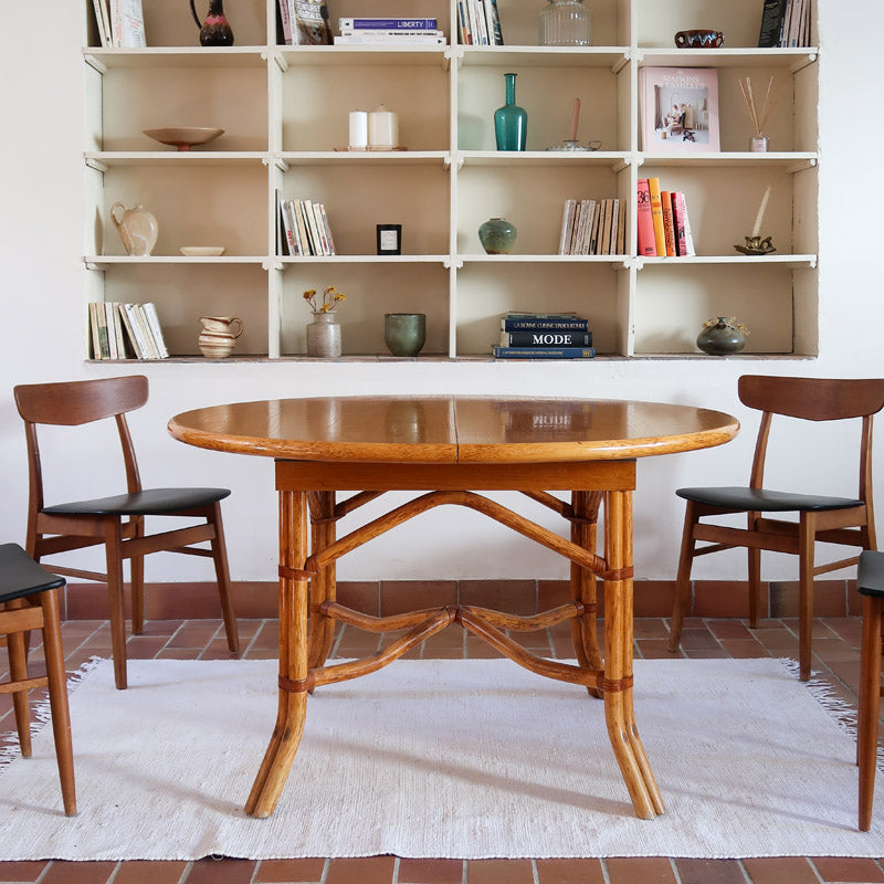Table à manger ovale extensible bois clair piètement rotin années 70, rallonge centrale, ligatures cuir, jusqu'à 8 couverts