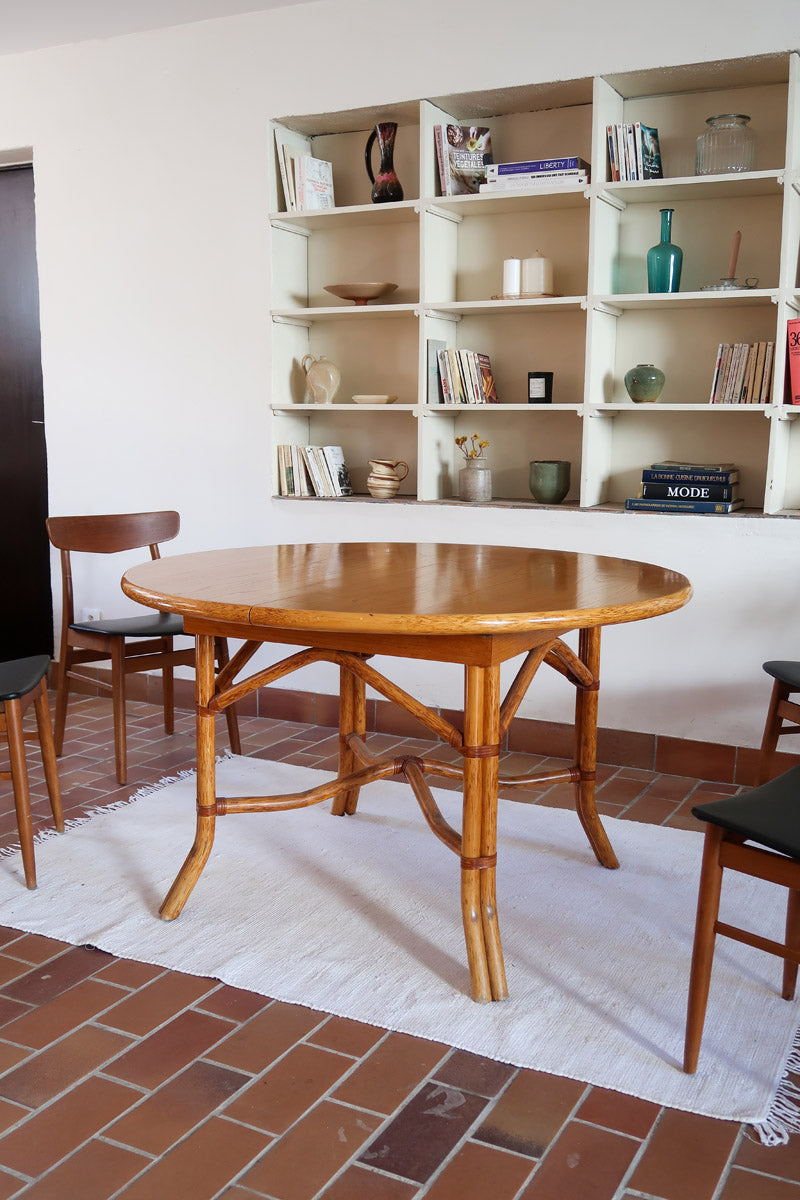 Table à manger ovale extensible bois clair piètement rotin années 70, rallonge centrale, ligatures cuir, jusqu'à 8 couverts