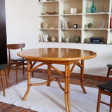 Table à manger ovale extensible bois clair piètement rotin années 70, rallonge centrale, ligatures cuir, jusqu'à 8 couverts