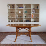 Table à manger ovale extensible bois clair piètement rotin années 70, rallonge centrale, ligatures cuir, jusqu'à 8 couverts