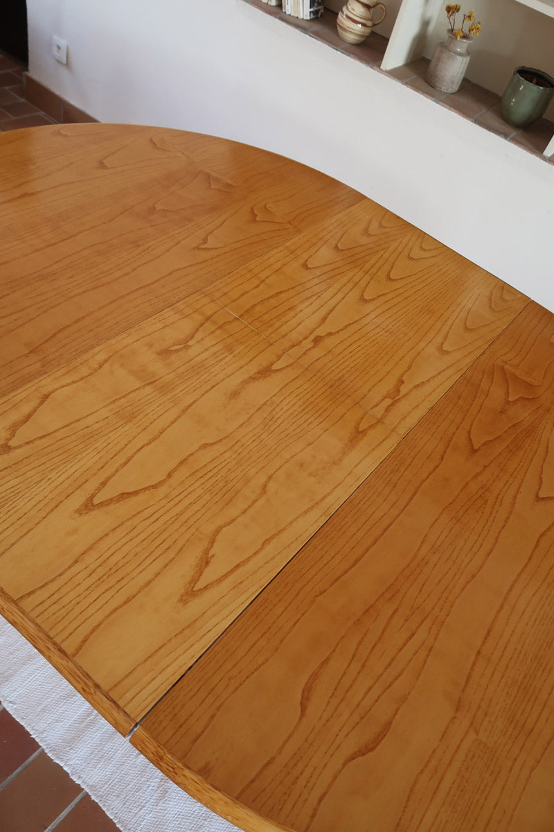 Table à manger ovale extensible bois clair piètement rotin années 70, rallonge centrale, ligatures cuir, jusqu'à 8 couverts