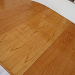 Table à manger ovale extensible bois clair piètement rotin années 70, rallonge centrale, ligatures cuir, jusqu'à 8 couverts