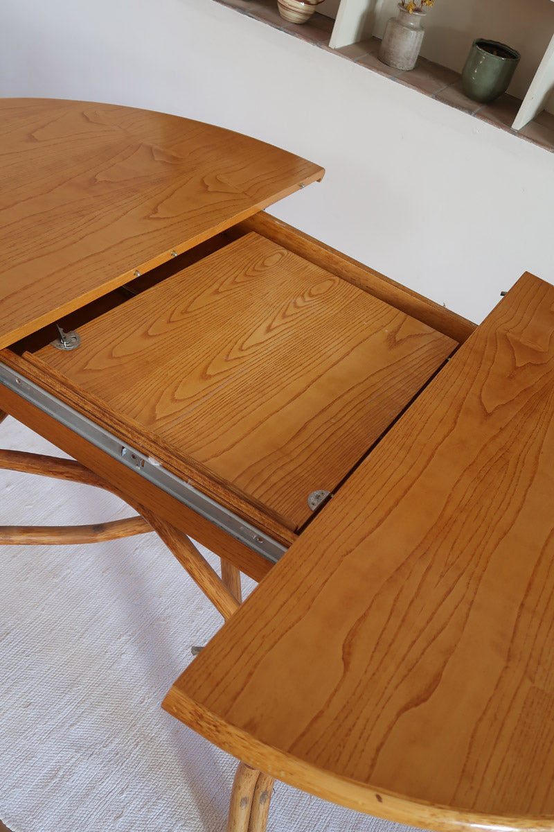 Table à manger ovale extensible bois clair piètement rotin années 70, rallonge centrale, ligatures cuir, jusqu'à 8 couverts
