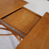 Table à manger ovale extensible bois clair piètement rotin années 70, rallonge centrale, ligatures cuir, jusqu'à 8 couverts
