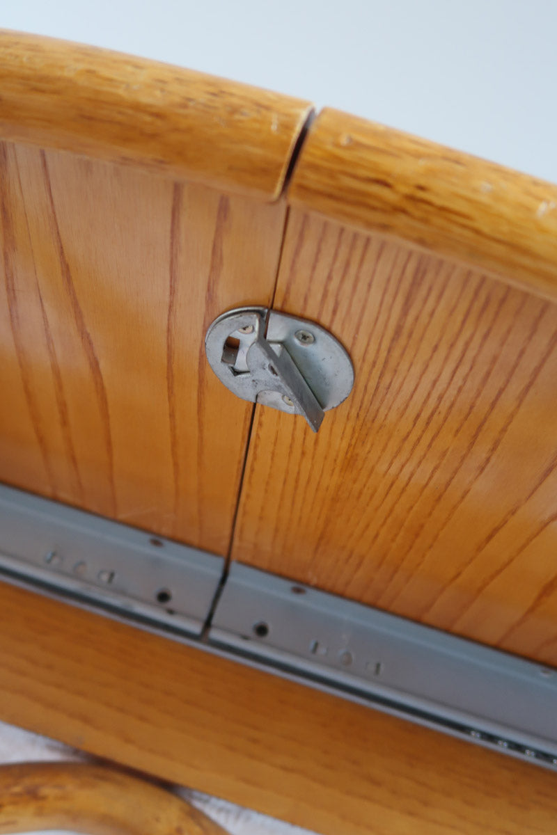 Table à manger ovale extensible bois clair piètement rotin années 70, rallonge centrale, ligatures cuir, jusqu'à 8 couverts