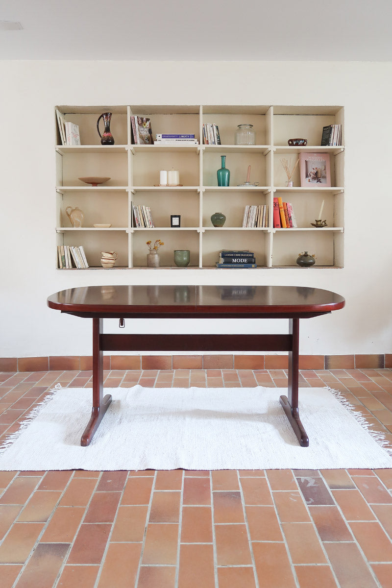 Table ovale à rallonges Farstrup en acajou foncé Danemark années 70, piétement traîneau double colonne sur patins arqués, 12 couverts