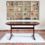 Table ovale à rallonges Farstrup en acajou foncé Danemark années 70, piétement traîneau double colonne sur patins arqués, 12 couverts