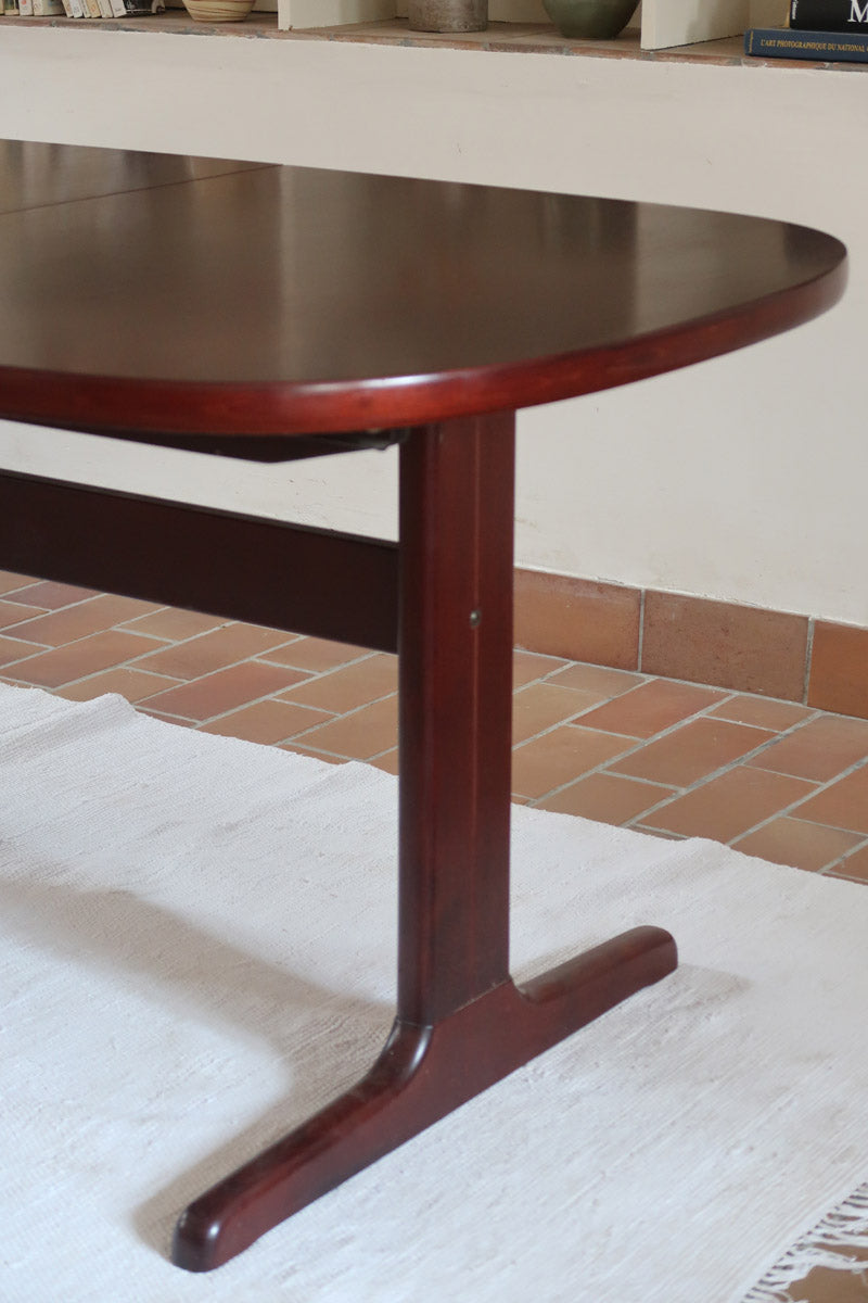 Table ovale à rallonges Farstrup en acajou foncé Danemark années 70, piétement traîneau double colonne sur patins arqués, 12 couverts