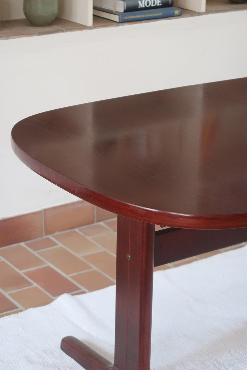 Table ovale à rallonges Farstrup en acajou foncé Danemark années 70, piétement traîneau double colonne sur patins arqués, 12 couverts