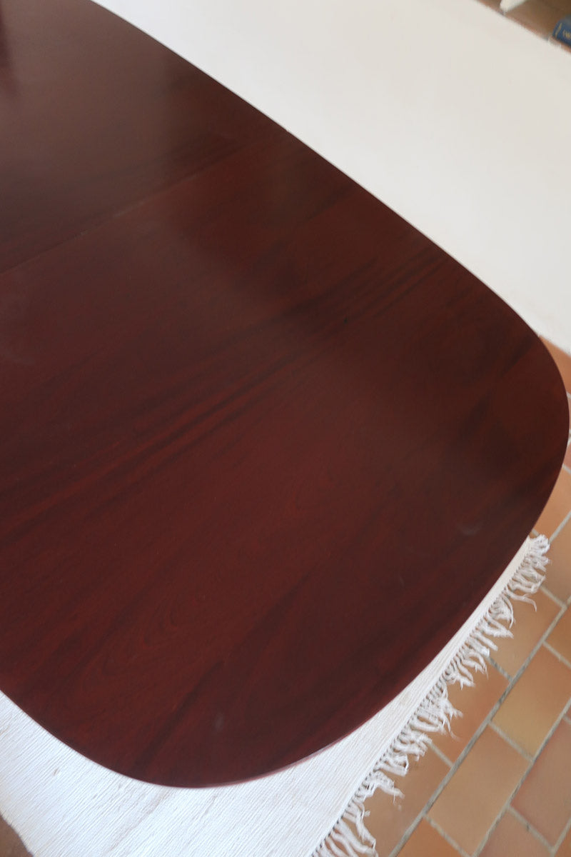 Table ovale à rallonges Farstrup en acajou foncé Danemark années 70, piétement traîneau double colonne sur patins arqués, 12 couverts