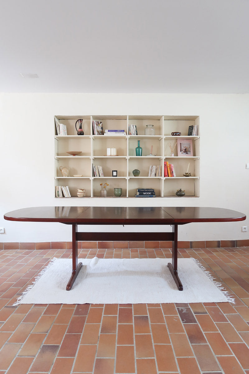 Table ovale à rallonges Farstrup en acajou foncé Danemark années 70, piétement traîneau double colonne sur patins arqués, 12 couverts