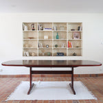 Table ovale à rallonges Farstrup en acajou foncé Danemark années 70, piétement traîneau double colonne sur patins arqués, 12 couverts