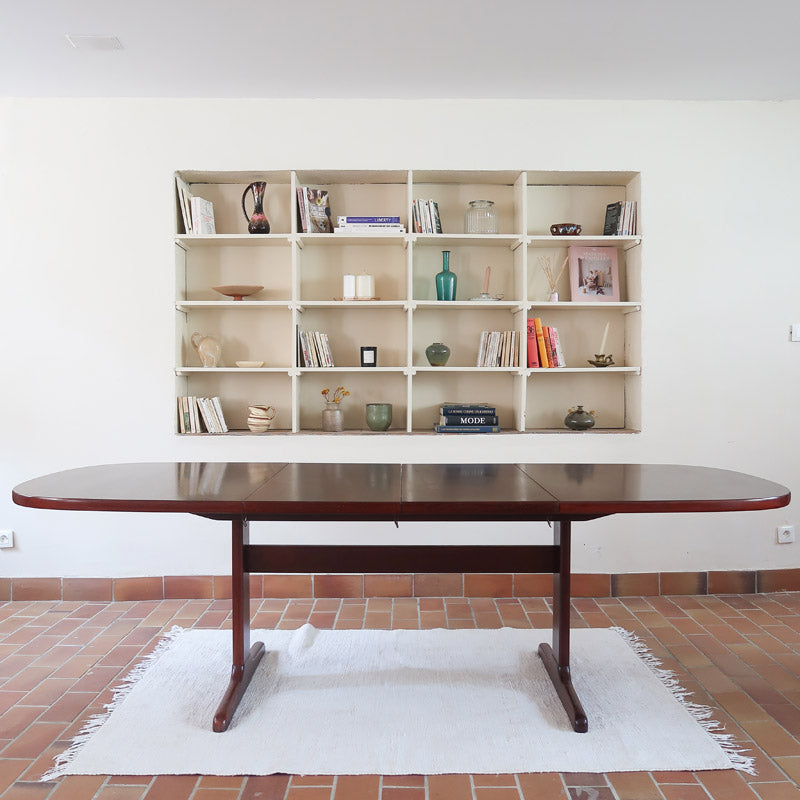 Table ovale à rallonges Farstrup en acajou foncé Danemark années 70, piétement traîneau double colonne sur patins arqués, 12 couverts