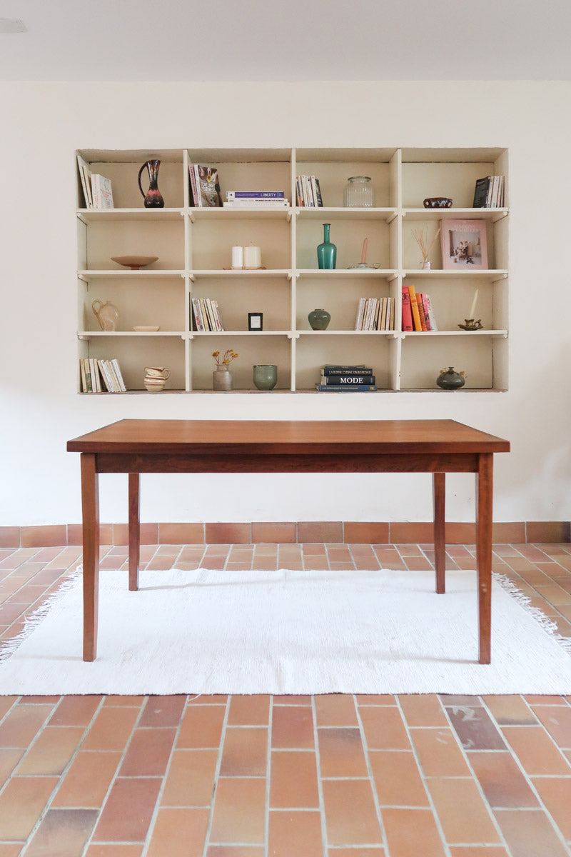 Table à rallonge scandinave en palissandre années 60, plateau veinage flamboyant, pieds fuseau, structure bois clair, 8 couverts
